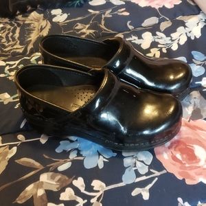 Dansko clogs black